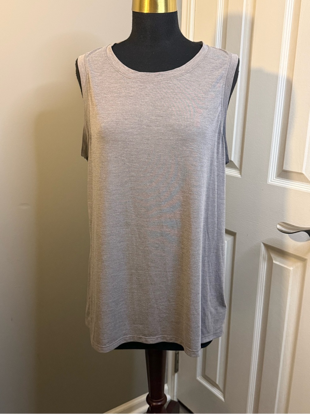 Athleta Women’s Sleeveless Tank Top Gray Size L Soft Athleisure Workout Casual